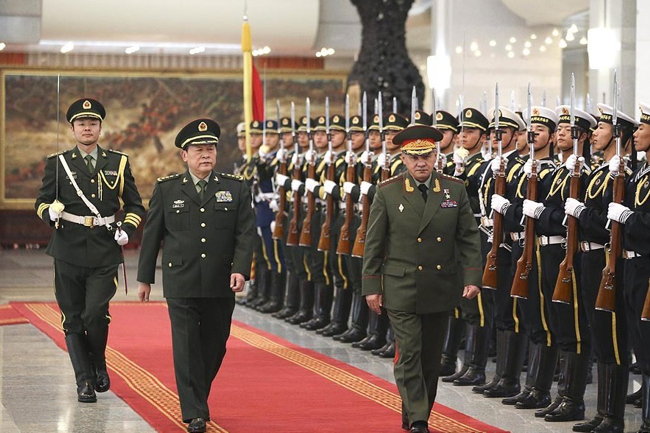 Министр обороны КНР Лян Гуанле и министр обороны России Сергей Шойгу